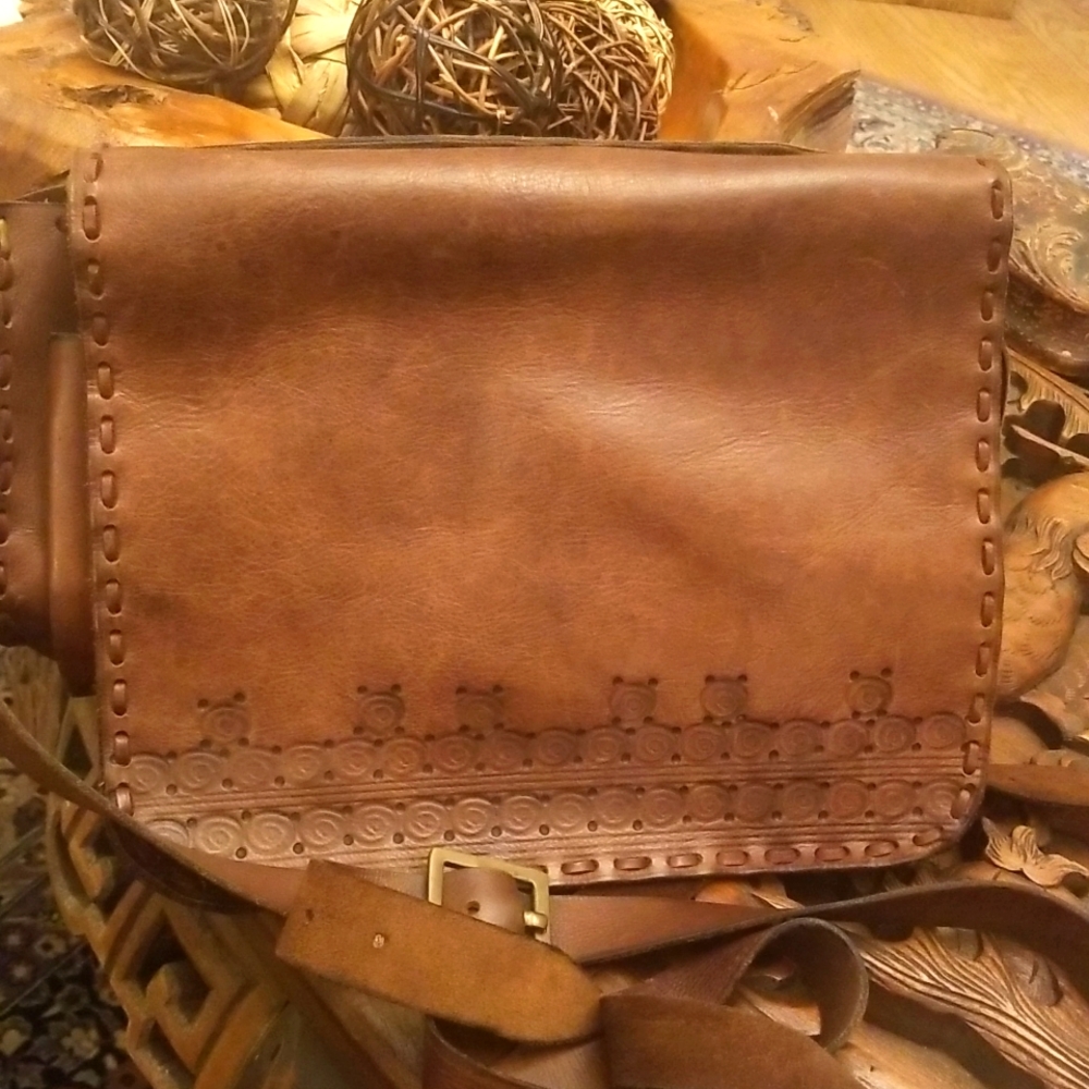 Sami Amin Crossbody leather bag